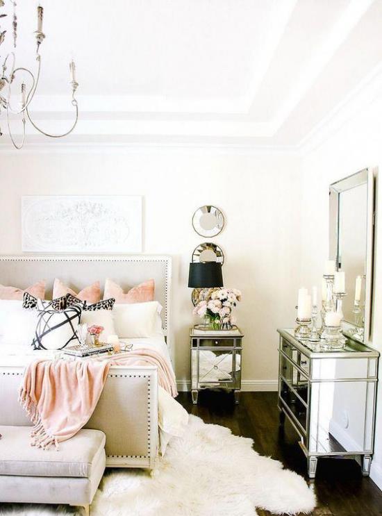 Lumoava makuuhuone lattiasta kattoon kiiltävä valkoinen hallitsee pieniä vaaleanpunaisia ​​aksentteja heittää peitotyynyt kristallikruunut