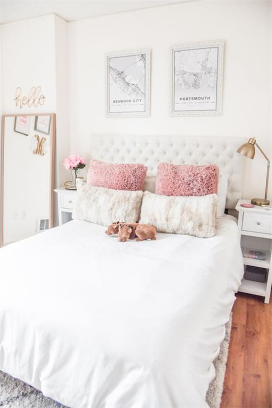 Lumoavat makuuhuoneen hienot vuodevaatteet valkoisina vaaleanpunaisina koristetyynyinä pehmolelulamppu kuvia seinän koristelu raollainen seinäpeili