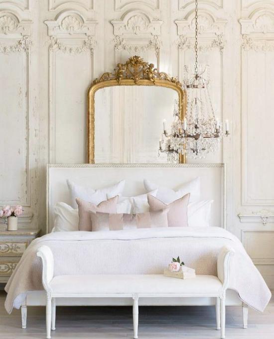 Lumoava makuuhuone tyylikäs sängyn penkki valkoiset vuodevaatteet koristeelliset seinäkoristeet retro koruja peilissä