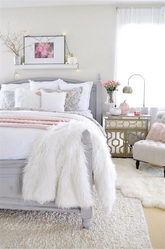 Lumoava makuuhuone pehmeät valkoiset tekstuurit massiivinen sänkyhylly, jossa kuvalamppu nojatuoli kokonaan valkoinen