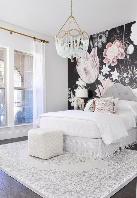 Lumoava makuuhuoneen valkoinen sängyn muotoilu, trendikäs kukka -taustakuva seinäkoristeena ja kontrastina