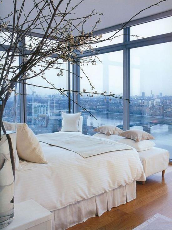 Makuuhuoneen lasiseinät upeat näkymät kaupungin panoraamahaaroihin maljakossa nukkumissängyn vieressä