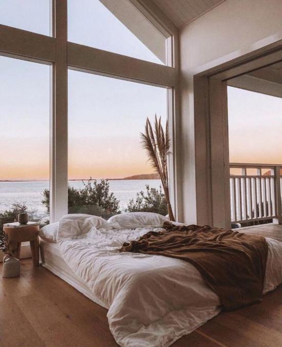Lasiseinät makuuhuoneessa romanttinen näkymä meren makuutilaan lämpimillä väreillä