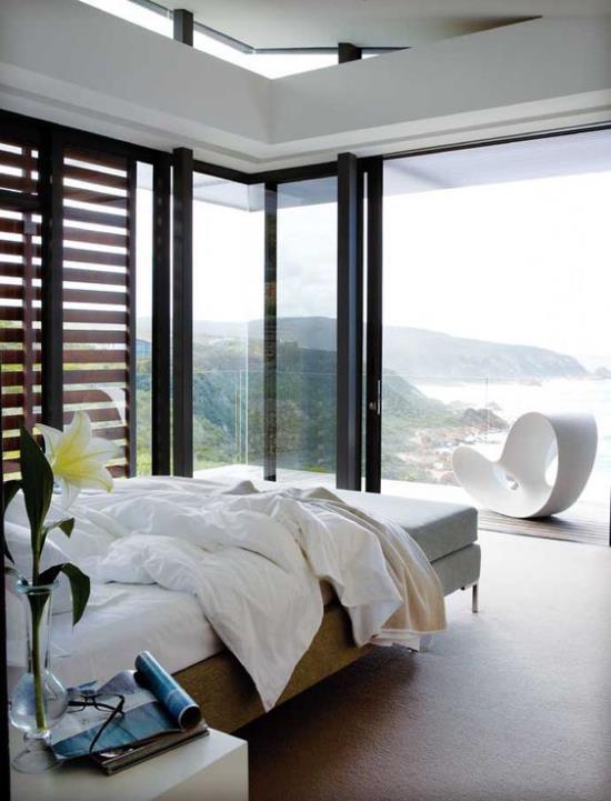 Lasiseinät makuuhuoneessa tyylikäs makuuhuone merenrannalla puiset rullaverhot panoraamanäkymät