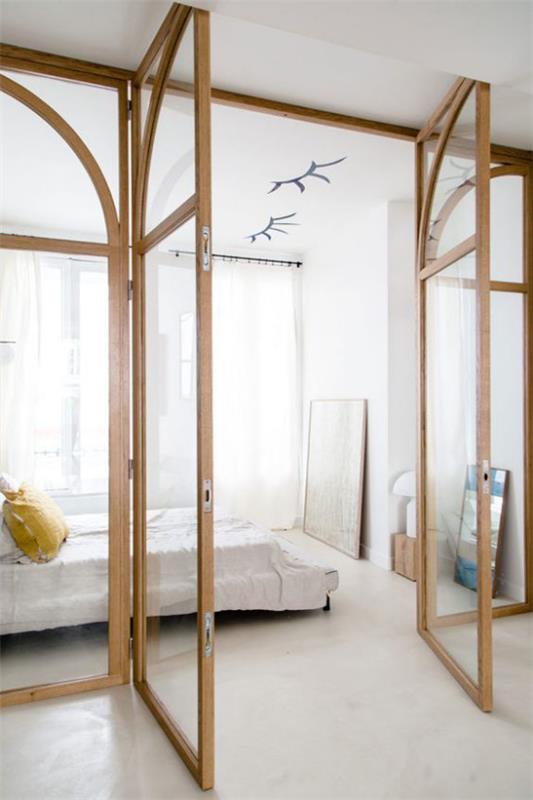 Makuuhuoneen lasiseinät tyylikäs yksinkertainen huoneen muotoilu kirkas tunnelma lasiseinä puukehyksellä