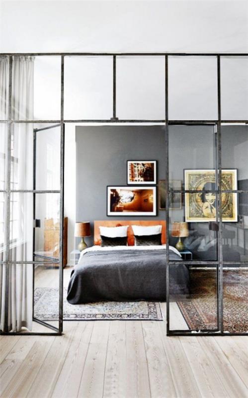 Lasiseinät makuuhuoneessa musta metallikehys kaksi värikkäitä mattoja mielenkiintoisia seinämaalauksia erittäin kutsuva