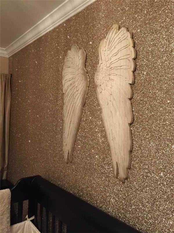 Kimalteleva seinämaali hopeakudoksia enkelin siivet