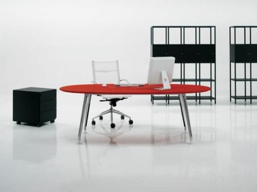 Edulliset työpöydät toimiston punaiselle levylle