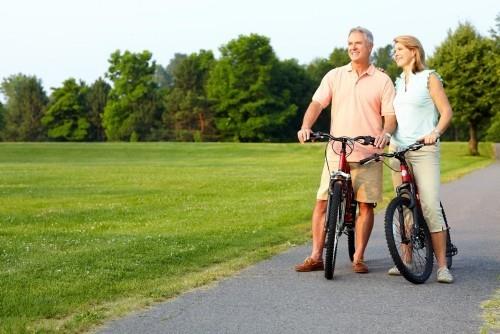 Kysy terveen pitkän elämän kultaisista säännöistä yhdessä kumppanisi kanssa pyöräillen luonnossa