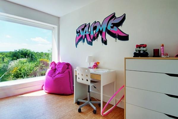 Graffitiseinien huonekalukuvioita