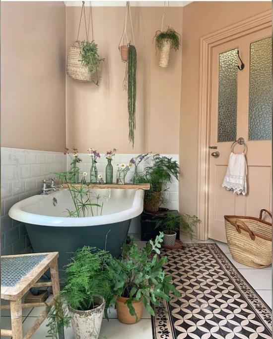 Vihreä kylpyhuone kylpyammeessa maalaismainen tyyli monia vihreitä kasveja ruukuissa roikkuu kasveja