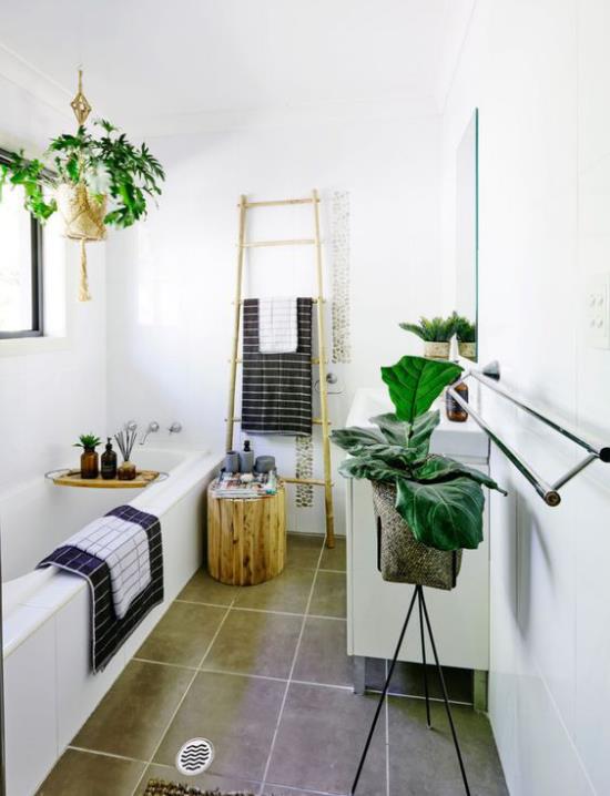 Vihreä kylpyhuoneessa kylpyamme valkoinen kylpyhuone paljon vihreitä kasveja paljon luonnonvalotikkaita