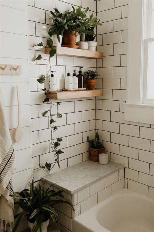 Vihreä kylpyhuoneessa puiset hyllyt seinälle kylpyhuoneen kosmetiikka vihreät kasvit valkoiset laatat kylpyamme