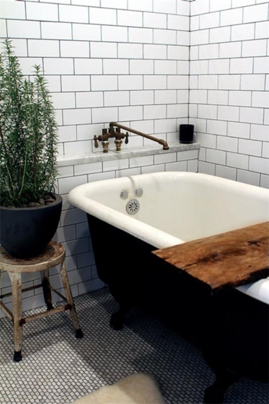 Vihreä kylpyhuoneen vapaasti seisova kylpyamme retro -tyyliin, rosmariini kattilassa sen vieressä