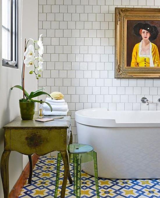 Vihreä kylpyhuone vapaasti seisova kylpyamme maalaismainen seinämaalaus orkidea retropöydällä