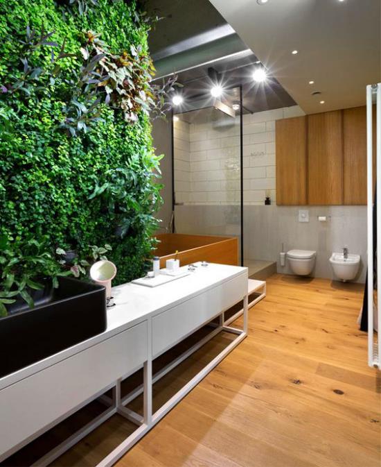 Vihreä kylpyhuoneessa, iso kylpyhuone, pystysuora puutarha keskellä, suuri investointi, mutta upea vaikutus