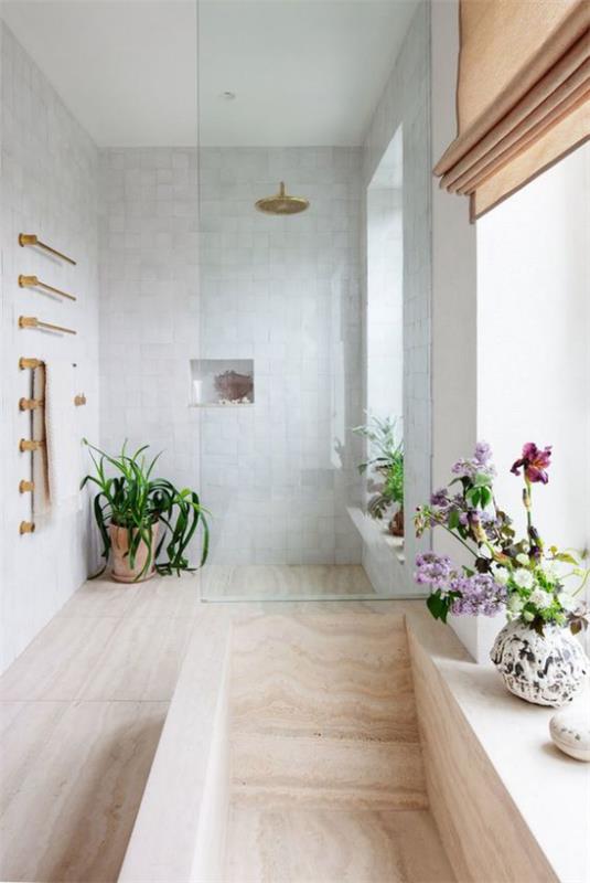 Vihreä kylpyhuoneessa kauniit orkideat ruukuissa, jotka on sijoitettu ikkunaan, reunustavat paljon luonnonvaloa