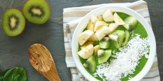 Vihreät smoothiet kupit pinaatti kiivi banaani kuivattu kookos