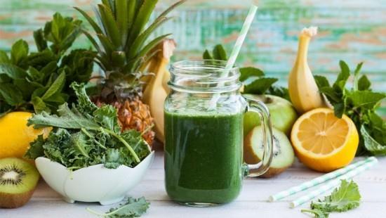 Vihreät smoothiet ainesosat banaani sitruuna kiivi ananas omena kasvi vihreä