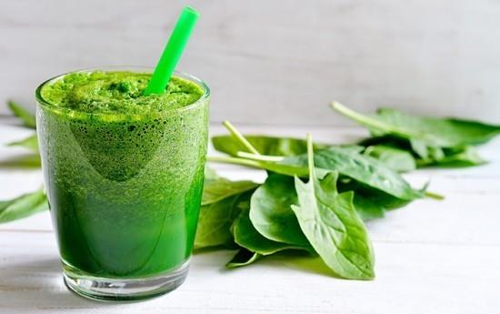 Vihreät smoothie -pinaatin lehdet