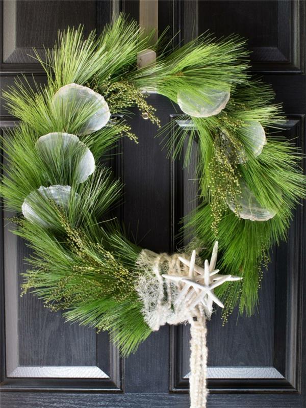 Vihreä oviseppele harmaalla ovella