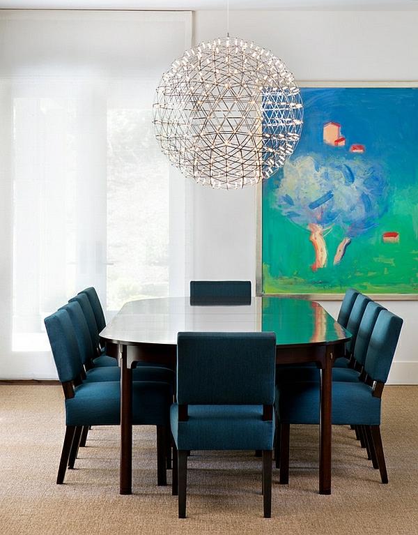 Suuret kattovalaisimet ruokasalissa siirtymäkauden tyyliset siniset tuolit