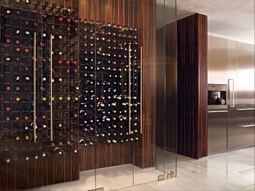 Suuret viinikellari keittiö lasiseinät ovi keittiökaapit
