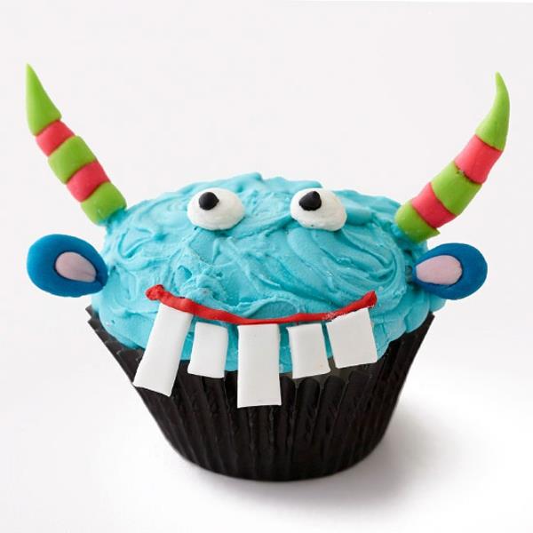 Pelottavia muffinsseja, joissa leivotaan halloween -leivonnaisia ​​cupcakes halloweeniksi
