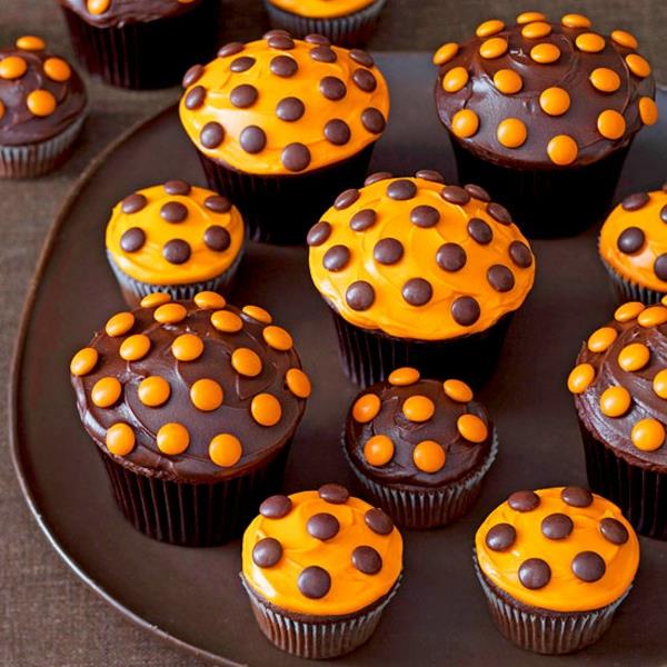 Kauhu muffinsseja leivonta halloween leivonnaisia ​​cupcakes suklaata