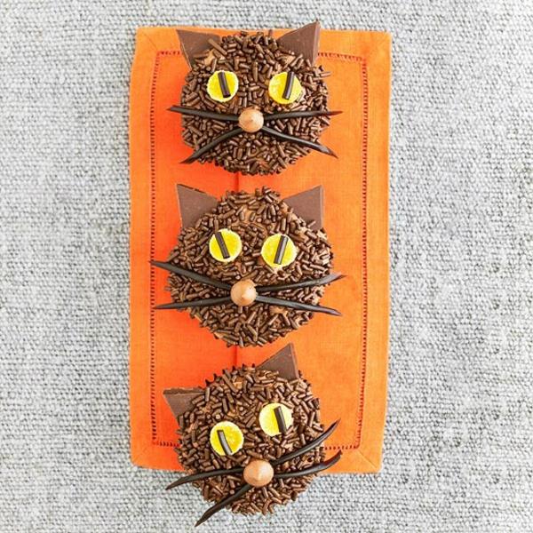 Kauhu muffinsseja leivonta halloween leivonnaisia ​​cupcakes mustia kissoja