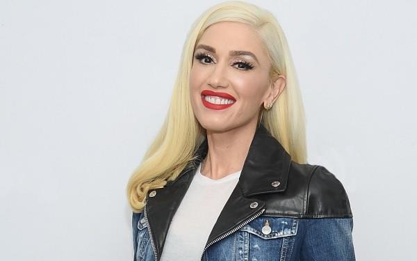 Gwen Stefani 3. lokakuuta, 50 vuotta vanha, hänen kirkkaan punainen suudeltava suunsa tavaramerkki