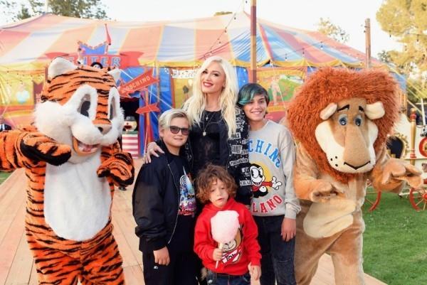 Gwen Stefani 50 vuotta vanha 3. lokakuuta kolmen poikansa kanssa