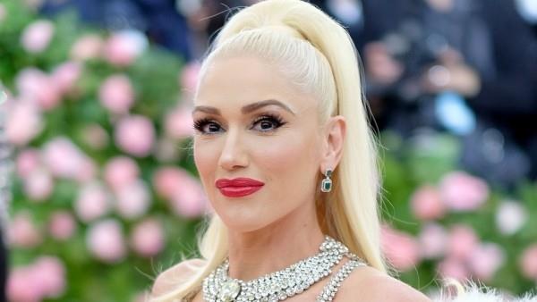 Gwen Stefani 3. lokakuuta, 50-vuotias valkoinen-blondi harja hänen toinen tavaramerkkinsä