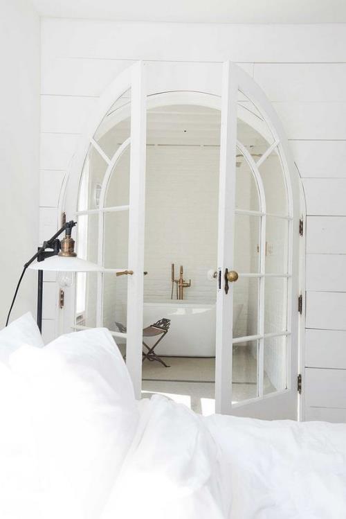 Puolipyöreä ikkuna kaareva huone käytävät sisustus kaikki valkoinen makuuhuone kylpyhuone ranskalainen ovi retro elementtejä