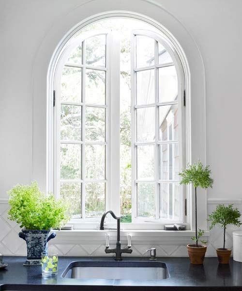 Puolipyöreät ikkunat kaareva huone käytävät kirkas ja erittäin houkutteleva keittiö pesuallas kasvihuone kasveja