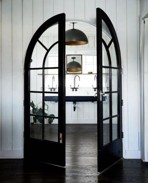 Puolipyöreät ikkunat, jotka rajoittavat kaarevia oviaukkoja Ranskan ovi ruokasali keittiö