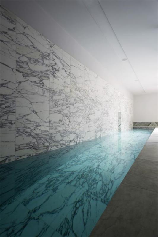 Sisäuima -allas kotona Puhdasta minimalismia marmoripaneelien suunnittelussa harmaalla seinällä
