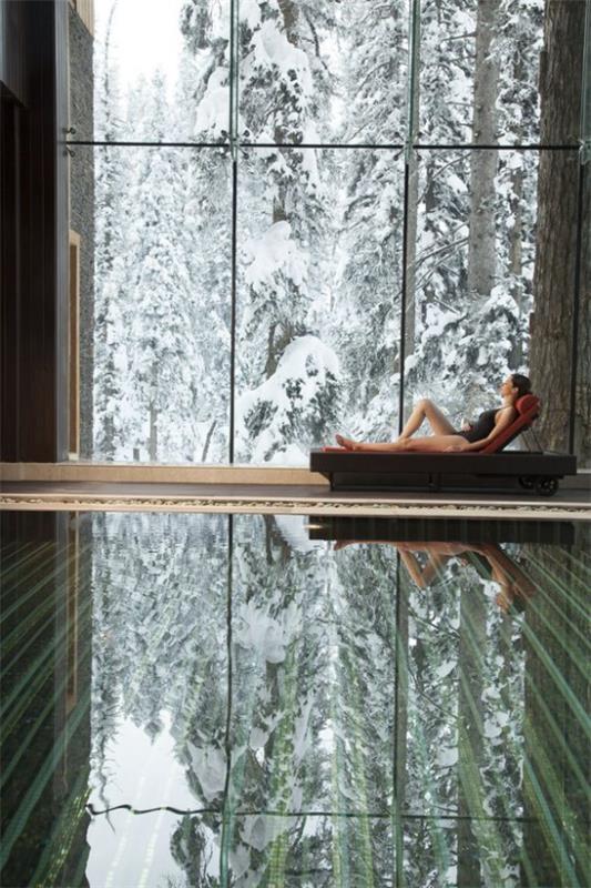 Sisäuima -allas kotona henkeäsalpaavat näkymät lasiseinä talvimaisema sisällä lämmin uima -allas lepotuoli rentoutua