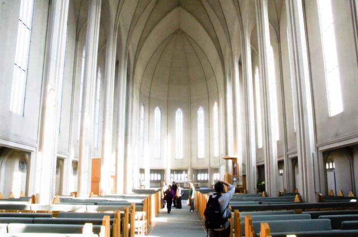 Hallgrímskirkjan kirkko Islannin pääkaupungin Reykjavikin sisällä