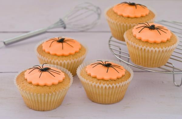 Tee Halloween -koristeita itse cupcakes