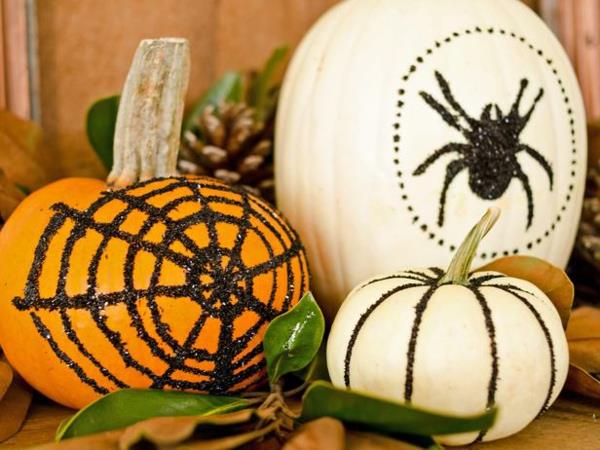 Halloween -koristelu koristellut kurpitsat hämähäkit