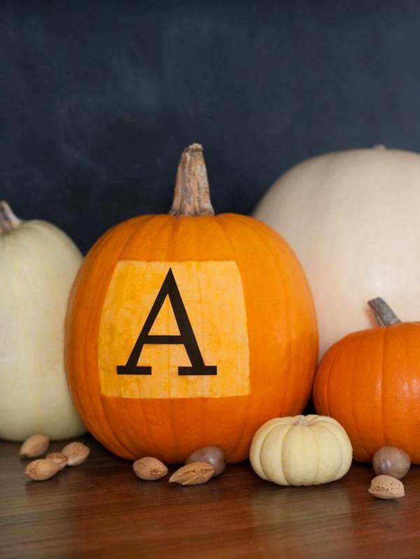 Koriste mustan seinän suunnittelun tyyppikilpi Halloween -kurpitsa
