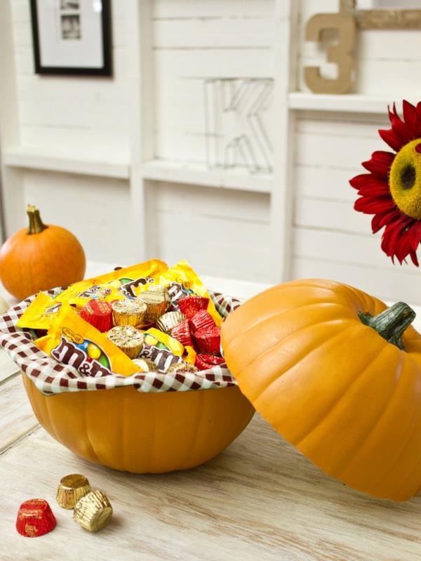 Halloween -koristeellinen kulho kurpitsaa