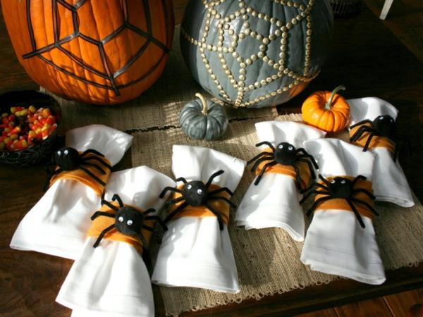 Halloween -lautasliinat taittaa koristeelliset hopeapussit
