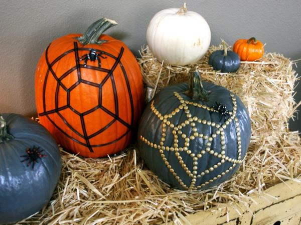 Halloween -spray -koristelu pyörii koriste -esineiden ympärillä