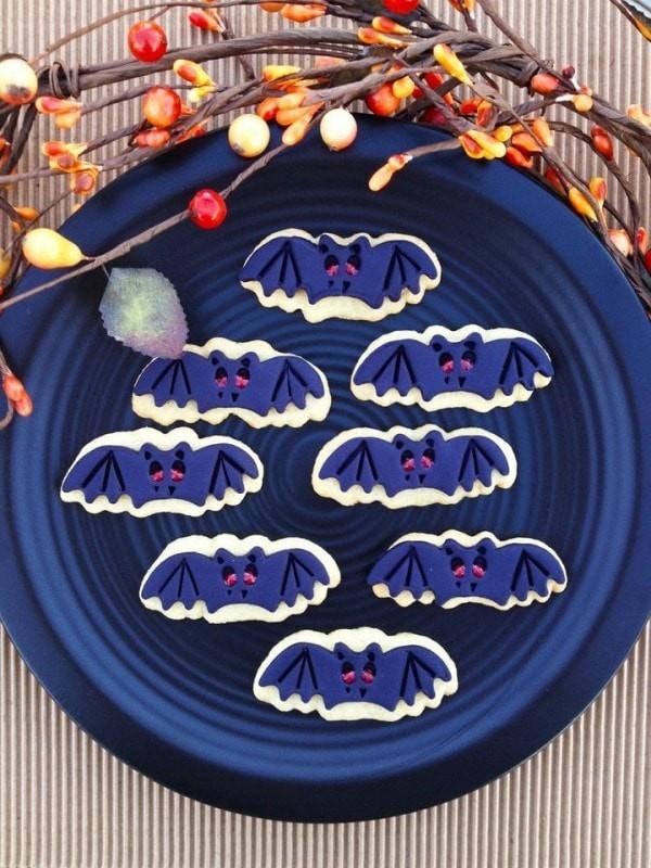 Halloween -ruokalapset tekevät itse lilakeksejä kuorrutteeksi