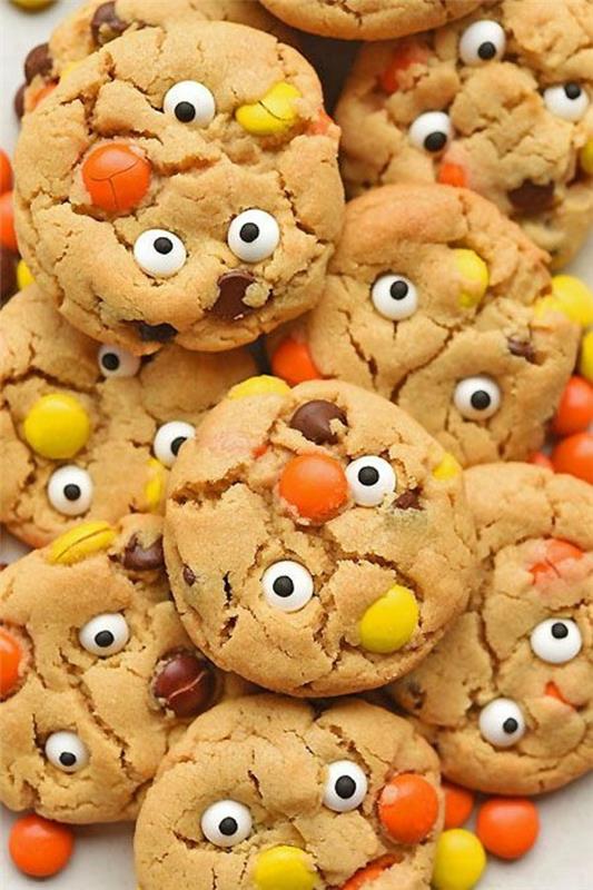 Halloween -ruokalapset leipovat välipaloja Halloween -sormiruokakekseille