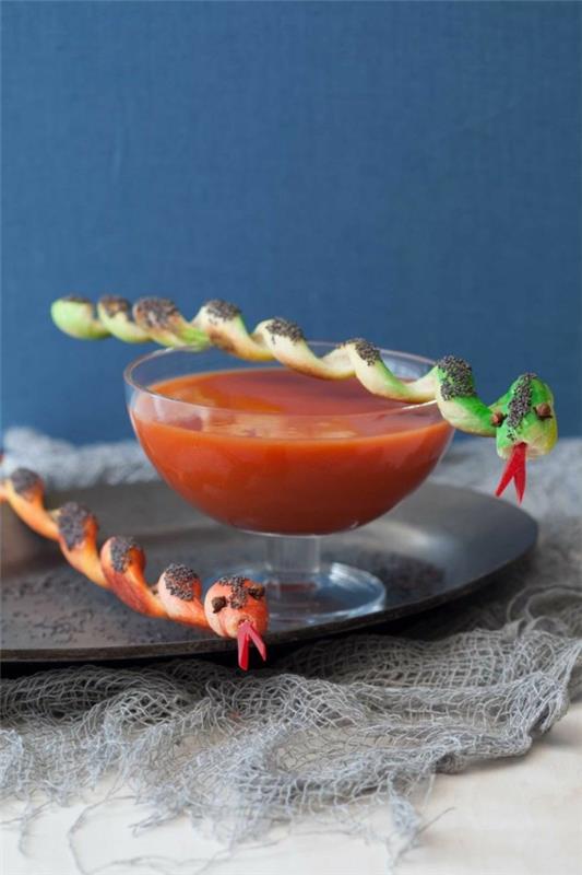 Halloween -ruoka lapsille terveellisiä välipaloja sormiruoka kylmä suolakeksi tikkuja käärme