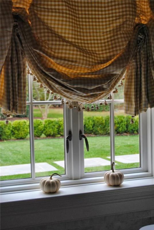 Halloween -ikkunan sisustusideoita keittiön huonekasveista koristeelliset kurpitsat