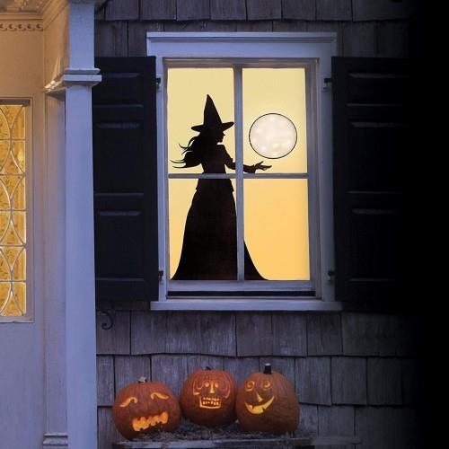 Halloween -ikkunakoristeiden siluetti noita kolme veistettyä kurpitsaa ulkona